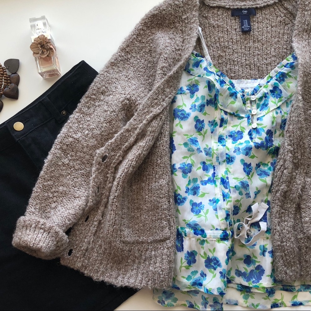 💐SALE! A&F White Floral Tank Top 🌼